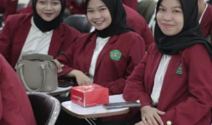 Mahasiswa kampus swasta Uninus Bandung saat melaksanakan kegiatan di Aula Kampus Uninus, Jumat 22 September 2023.