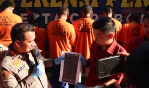 Kapolresta Cirebon Kombes Pol Arif Budiman menunjukkan barang bukti judi togel online. (Dok. Humas Polresta Cirebon)