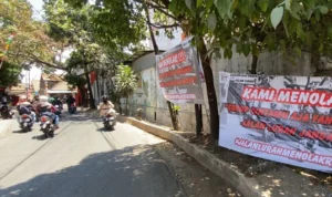 Kebijakan rekayasa jalan yang dilakukan Dishub Kota Cimahi itu sebenarnya mendapat penolakan keras dari warga yang berada di Jalan Lurah.