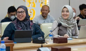 Kepala Biro BUMD, Investasi dan Administrasi Pembangunan (BIA) Pemprov Jabar, Lusi Lesminingwati (kiri). Jabar Ekspres/Hendrik Muchlison.