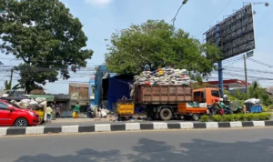 Kepala DLHK Kota Cimahi, Chanifah Listyarini turun tangan terkait retribusi sampah yang dinilai masih jauh dari harapan. Jabar Ekspres/Cecep Herdi.