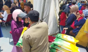 Kondisi operasi pasar beras medium hari kedua, di Kecamatan Kiaracondong, Kota Bandung, pada Kamis, 21 September 2023. (Muhamad Nizar/Jabar Ekspres)