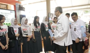 Le Minerale berikan sosialisasi dan edukasi kepada para siswa SMPN 7 Kota Bandung untuk membawa tumbler atau tempat minuman ke sekolah.