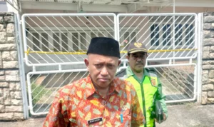 Lurah Cinere, Mashuri menanggapi penemuan mayat ibu dan anak yang tinggal kerangka di Depok yang diduga kematian disebabkan faktor ekonomi. Jabar Ekspres/Rubiakto.