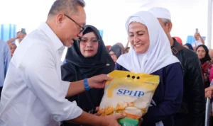 Mendag Zulkifli Hasan bersama Bapanas dan Bulog menyalurkan beras melalui program Bantuan Pangan dan Gerakan  Pangan  Murah (GPM). 