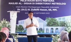 Menteri Perdagangan Zulkifli Hasan meletakan batu pertama untuk pembangunan masjid Al-Ihsan di kantor Direktorat Metrologi Kota Bandung,
