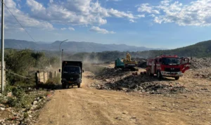 Tumpukan Sisa Sampah di Bandung Barat Mulai Bisa Dibuang ke TPA Sarimukti Meski asap belum hilang sepenuhnya, api di 1, dan 2 mulai terkendali. Minggu, 24 September 2023. Jabar Ekspres/Suwitno.