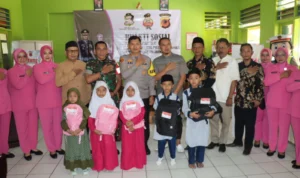 Momen simbolis penyerahan peralatan belajar di SDN Cilangla, Cireunghas, Kabupaten Sukabumi. Dok. Humas Polres Sukabumi Kota.