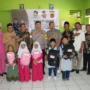 Momen simbolis penyerahan peralatan belajar di SDN Cilangla, Cireunghas, Kabupaten Sukabumi. Dok. Humas Polres Sukabumi Kota.