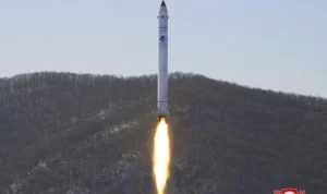 Korea Utara telah melancarkan dua rudal jelajah ke perairan di wilayah Barat dalam apa yang disebut sebagai simulasi latihan 'serangan nuklir taktis'.