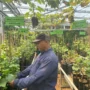 Owner lapak bibit Ruslan saat mengecek tanaman buah miliknya. Foto : Sandika Fadilah/Jabar Ekspres.