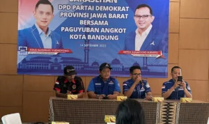 Partai Demokrat Peduli Berikan Perhatian Kepada Sopir Angkot Partai Demokrat Jawa Barat menggelar tradisi kegiatan ’Demokrat Peduli dan Berbagi’’ dengan membagikan sembako kepada para sopir angkot