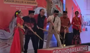 Ridwan Kamil bersama Sekretaris Jenderal DPP PDIP Hasto Kristiyanto, saat melakukan peletakan batu pertama pembangunan patung Soekarno di GOR Saparua, Kota Bandung, Rabu 28 Juni 2023.