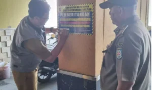 BKD Kota Depok pasang stiker di bangunan penunggak pajak
