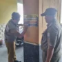 BKD Kota Depok pasang stiker di bangunan penunggak pajak