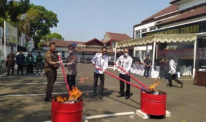 Kejari Cimahi Musnahkan Barang Bukti Kejahatan Senilai Lebih dari Rp150 Juta Pemusnahan Barang Bukti di Kejaksaan Negeri Cimahi. Jabar Ekspres/Firman.