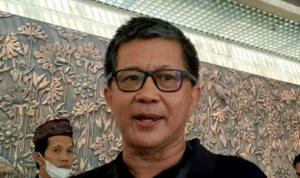 Pengamat politik Rocky Gerung dikawal ketat saat tiba di Bareskrim Polri untuk dimintai klarifikasi terkait dugaan ujaran kebencian. ANTARA/Hendri Sukma Indrawan.