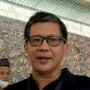Pengamat politik Rocky Gerung dikawal ketat saat tiba di Bareskrim Polri untuk dimintai klarifikasi terkait dugaan ujaran kebencian. ANTARA/Hendri Sukma Indrawan.