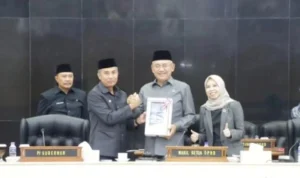 Pemprov Jabar Bakal Merger 4 BUMD, Pj Gubernur Beberkan Alasannya Penjabat (Pj) Gubernur Jabar Bey Triadi Machmudin saat menyampaikan nota pengantar raperda penggabungan empat BUMD di DPRD Jabar, Senin (18/9) malam. (Dok. Istimewa)