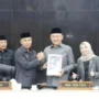 Penjabat (Pj) Gubernur Jabar Bey Triadi Machmudin saat menyampaikan nota pengantar raperda penggabungan empat BUMD di DPRD Jabar, Senin (18/9) malam. (Dok. Istimewa)