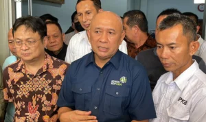 Penjualan Pakaian dan Tekstil di Indonesia Tengah Alami Krisis, MenkopUKM Teten Masduki Tinjau dan Diskusi Konveksi dan IKM Tekstil di Solokan Jeruk, Kabupaten Bandung. Agi/Jabar Ekspres.