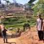 Rombongan Pemkab Sumedang saat meninjau pembangunan Jalan Desa Tegalmanggung yang diusulkan oleh warga setempat.