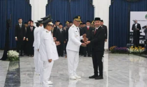 Pj Gubernur Jabar, Bey Triadi Machmudin, saat cantik 6 Pj Bupati Wali Kota di Gedung Sate Bandung, Rabu, 20 September 2023. Pandu/Jabar Ekspres.