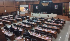 chmudin saat menyampaikan rancangan P-APBD 2023 di Gedung DPRD Jabar, Senin, 18 September 2023 malam. Jabar Ekspres/Hendrik Muchlison.