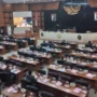 chmudin saat menyampaikan rancangan P-APBD 2023 di Gedung DPRD Jabar, Senin, 18 September 2023 malam. Jabar Ekspres/Hendrik Muchlison.