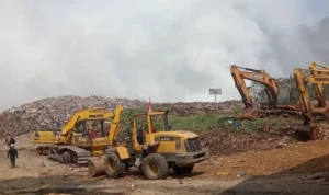 Pj Gubernur Jawa Barat, Bey Machmudin menggandeng sejumlah pihak untuk melakukan pemadaman kebakaran TPA Sarimukti. Dok. HO-Pemkab Bandung.