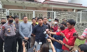 Kasubdit Jatanras Ditreskrimum Polda Metro Jaya, AKBP Saiman mengungkap pihaknya yang melakukan olah TKP dan membongkar ruangan terkunci di tempat penemuan jasad tinggal kerangka di Depok. Dok. PMJ News.