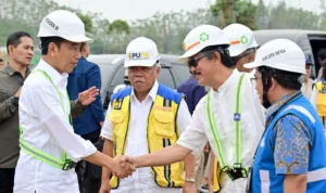 Presiden Jokowi melakukan kunjungan ke IKN dan memastikan bahwa pembangunan Istana Presiden sesuai target. ANTARA/HO-Biro Pers Sekretariat Presiden.