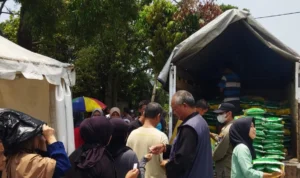 Puluhan warga Kiaracondong rela antre dan berdesak-desakan untuk mendapatkan beras dengan harga murah dari operasi pasar