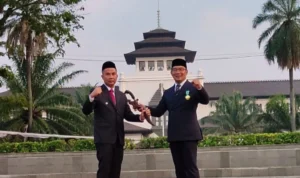 Masa Jabatan Berakhir, Ridwan Kamil Serahkan Kujang Pusaka ke Pj Gubernur Jawa Barat Bey Machmudin sebagai Simbol Pengalihan Kekuasaan Ridwan Kamil serahkan kujang pusaka ke Pj Gubernur Jawa Barat Bey Machmudin sebagai simbol pengalihan kewenangan dan kekuasaan. ANTARA/Ricky Prayoga.