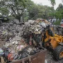 Pengangkutan sampah yang menumpuk di TPS Taman Cibeunying, Kota Bandung.