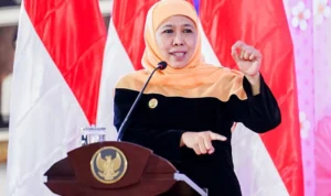 Gubernur Jawa Timur, Khofifah Indar Parawansa, menjadi pusat perhatian menjelang Pemilihan Presiden 2024. Tiga kubu calon presiden mengeluarkan rayuan secara terbuka, berharap dapat merekrut Khofifah ke dalam tim mereka.