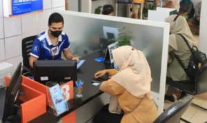 Holding Ultra Mikro BRI Terus Genjot Akses Layanan Keuangan Keberadaan Holding Ultra Mikro (UMi) yang digagas oleh BRI, PT Pagadaian dan PT Permodalan Nasional Madani (PNM) telah berikan kontribusi