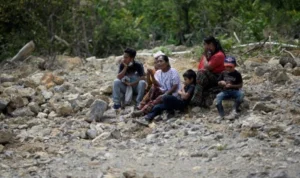 Petugas pemadam kebakaran bekerja keras membersihkan puing-puing di tengah upaya pencarian korban yang selamat setelah wilayah pinggiran kota ini dilanda tanah longsor hebat akibat hujan lebat yang tak terduga.