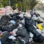 Sampah di salah satu TPS di Kota Cimahi meluber hingga ke jalan raya.