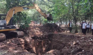 Pemkot Bandung Klaim Kondisi TPS Kian Membaik, Ritase Sampah Bertambah Salah satu lubang sampah di TPS Tegallega, Kota Bandung.
