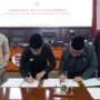 Ketua DPRD Kota Bogor, Atang Trisnanto bersama Wali Kota Bogor, Bima Arya saat menandatangani kesepakatan rancangan KUA-PPAS Tahun Anggaran 2024. (Yudha Prananda / Jabar Ekspres)