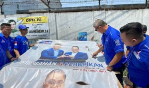 DPC Partai Demokrat Kabupaten Bandung Turunkan Baliho, Buntut Duet Cak Imin dan Anies Baswedan Buntut dipilihnya Cak Imin menjadi Cawapres Anies, DPC Partai Demokrat Kabupaten Bandung Lakukan Pencopotan Baliho atau Spanduk Anies. Foto Agi Jabar Ekspres
