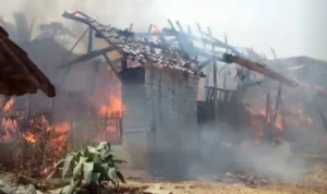 Si Jago Merah Lahap Dua Rumah di Gunungguruh Sukabumi, Pemilik Alami Kerugian Puluhan Juta Si Jago merah melahap dua rumah di di kampung Panggeleseran, Rt 03, Rw 05 Desa Sirnaresmi kec.Gunungguruh, Kabupaten Sukabumi. Istimewa.