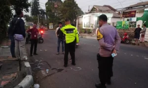 Pihak kepolisian meninjau lokasi laka lantas di Cimanggah, Kota Sukabumi.