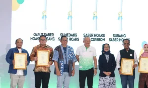 Cirebonkab Saber Hoaks saat foto bersama dengan penerima penghargaan lainnya.