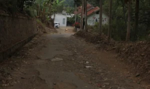 Jalan Desa Cikawari di Cimenyan, Kabupaten Bandung yang mengalami rusak parah.
