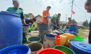 Laris Manis! BPBD Kabupaten Cirebon Kirim Permintaan Air Bersih Setiap Hari ke Desa-desa BPBD Kabupaten Cirebon saat distribusi air bersih ke desa-desa.