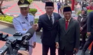 Bey Triadi (kiri) bersama Ridwan Kamil dan Uu Ruzhanul Ulum di Kantor Kemendagri, 5 September 2023.
