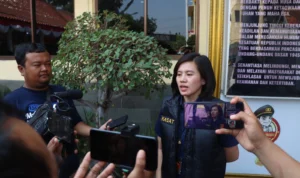 Polres Cirebon Terima Serahan Pelaku Curat di Pusat Oleh-oleh Kasat Reskrim Polres Cirebon Kota, AKP Perida Apriani Sisera saat menemui awak media.