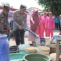 Kapolres Cirebon Kota, AKBP Rano saat membagikan air bersih di Kelurahan Karyamulya, Kecamatan Kesambi.